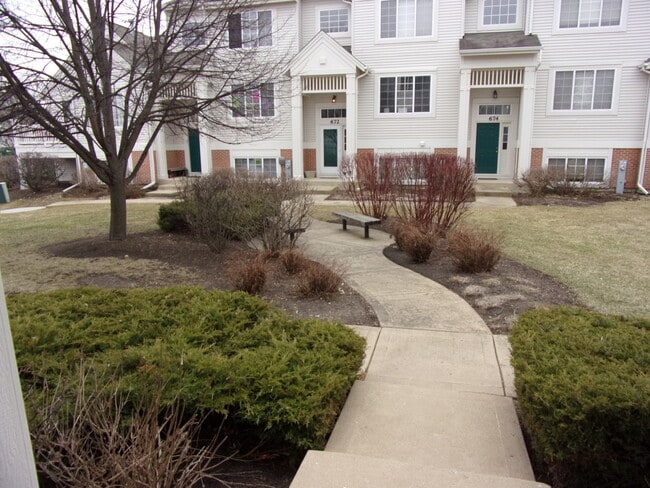 652 S Rosehall Ln in Round Lake, IL - Building Photo - Building Photo