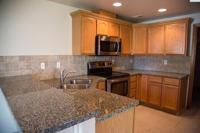 379 Columbia Point Dr in Richland, WA - Building Photo - Building Photo