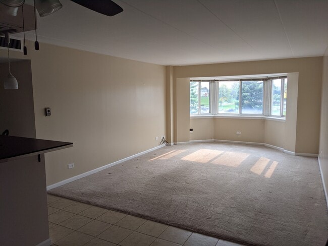 220 S Roselle Rd in Schaumburg, IL - Foto de edificio - Building Photo