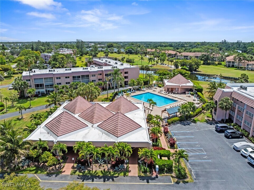 170 Turtle Lake Ct in Naples, FL - Building Photo