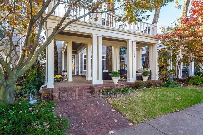 property at 765 Harbor Isle Cir E