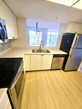 200 Newport Dr in Port Moody, BC - Building Photo - Building Photo