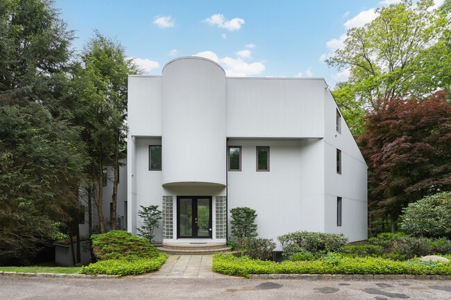 4 Landmark Terrace in Woodbridge, CT - Building Photo - Building Photo