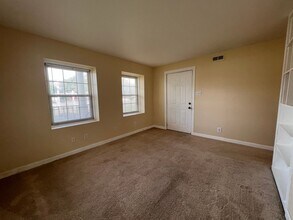 2037 E Ocean View Ave in Norfolk, VA - Building Photo - Building Photo