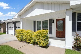 5602 Hialeah Dr in Houston, TX - Building Photo - Building Photo