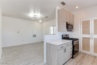 1301 Red Gable Ln in Las Vegas, NV - Building Photo - Building Photo