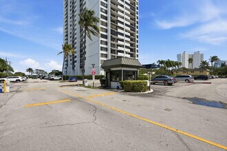 5600 N Flagler Dr in West Palm Beach, FL - Foto de edificio - Building Photo
