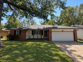 728 E Cambridge St in Springfield, MO - Building Photo