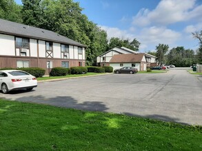 Creekwood Apartments in Farmington, NY - Foto de edificio - Building Photo