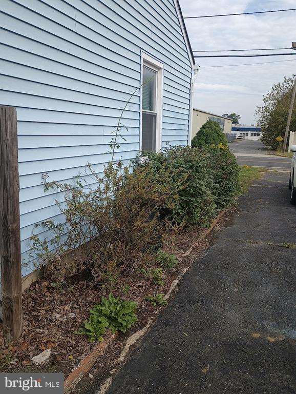 property at 6 Pointville Rd