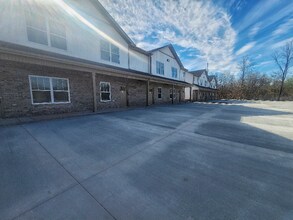 615 Peachers Mill Rd-Unit -104 in Clarksville, TN - Building Photo - Building Photo