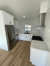 327 Aliso St in Pomona, CA - Foto de edificio - Building Photo