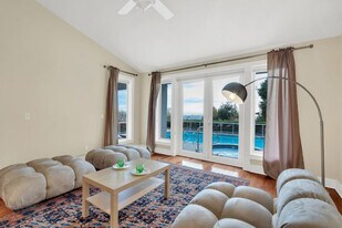 1035 King Georges Way in West Vancouver, BC - Building Photo