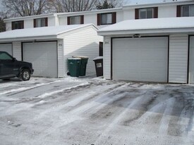 858 Woodgate Dr in St. Paul, MN - Building Photo