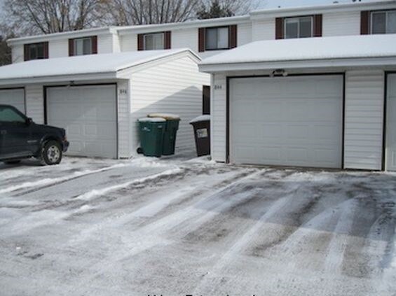 858 Woodgate Dr in St. Paul, MN - Foto de edificio