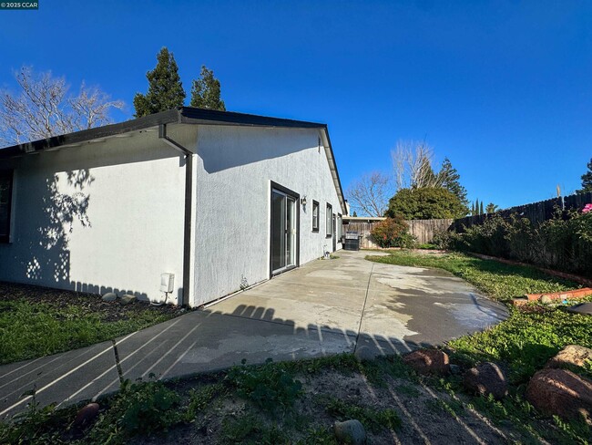 1013 Cinnabar Way in Vacaville, CA - Building Photo - Building Photo