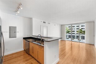 335 S Biscayne Blvd, Unit 908 in Miami, FL - Building Photo