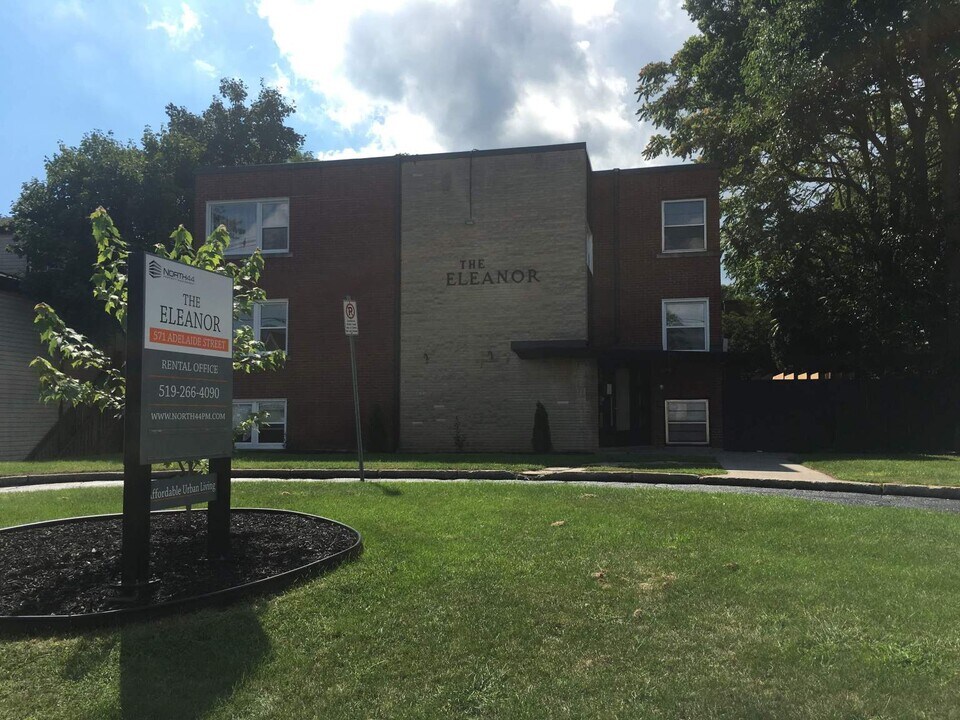 571 Adelaide St N in London, ON - Building Photo