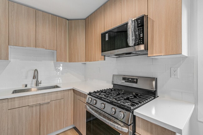 4321 Saugus Ave in Sherman Oaks, CA - Foto de edificio - Building Photo