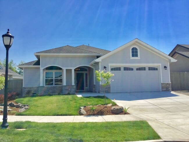 1329 Stonegate Dr in Medford, OR - Building Photo - Building Photo