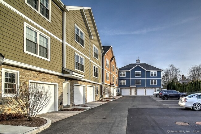 227 W Main St in Milford, CT - Building Photo - Building Photo
