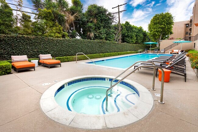 Burbank Gardens in Sherman Oaks, CA - Building Photo - Building Photo