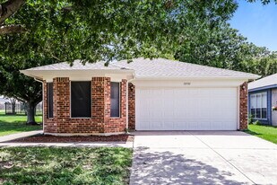 10501 Shadywood Dr in Fort Worth, TX - Building Photo
