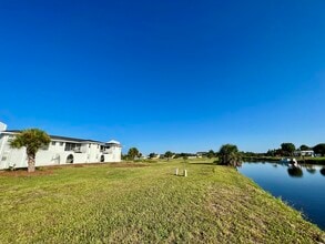 146 Boundary Blvd, Unit B203 in Rotonda West, FL - Foto de edificio - Building Photo