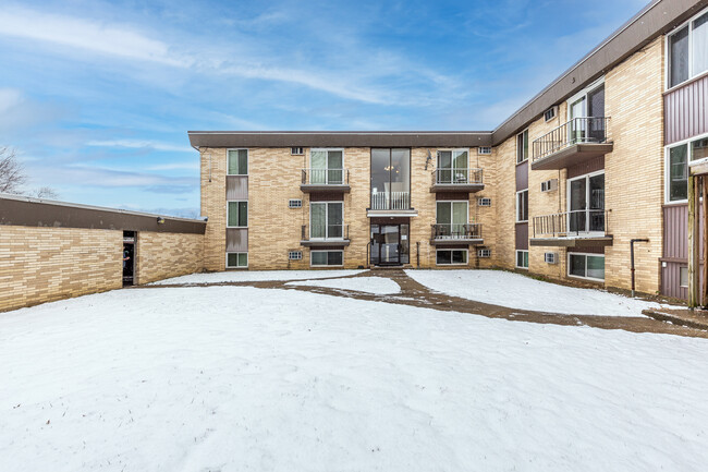 Maple Park in Maple Heights, OH - Foto de edificio - Building Photo
