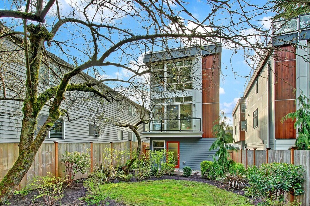 9526 8th Ave NW in Seattle, WA - Building Photo