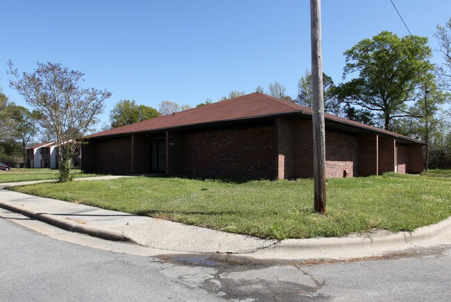 Redwood Apartments in Selma, NC - Foto de edificio - Building Photo