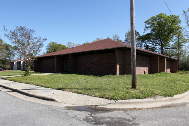 Redwood Apartments in Selma, NC - Building Photo - Building Photo