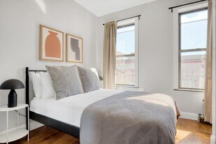 52 Barrow St, Unit 4A in New York, NY - Building Photo