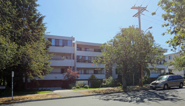 Sheldon Court in Victoria, BC - Building Photo - Building Photo