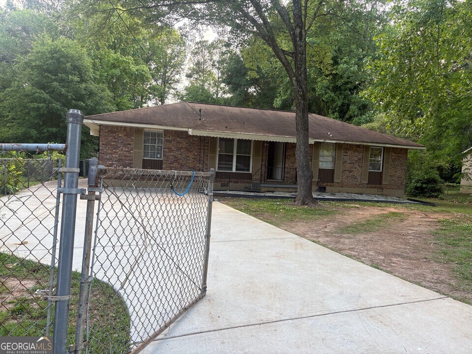 8145 Attleboro Dr in Jonesboro, GA - Building Photo