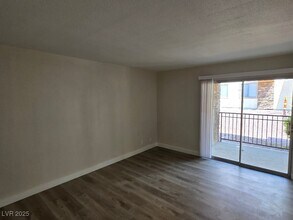 5260 River Glen Dr in Las Vegas, NV - Building Photo - Building Photo