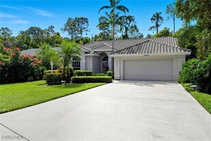 2268 Piccadilly Ct in Naples, FL - Building Photo