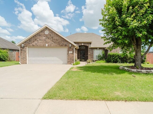 property at 2202 SW Juniper Ave