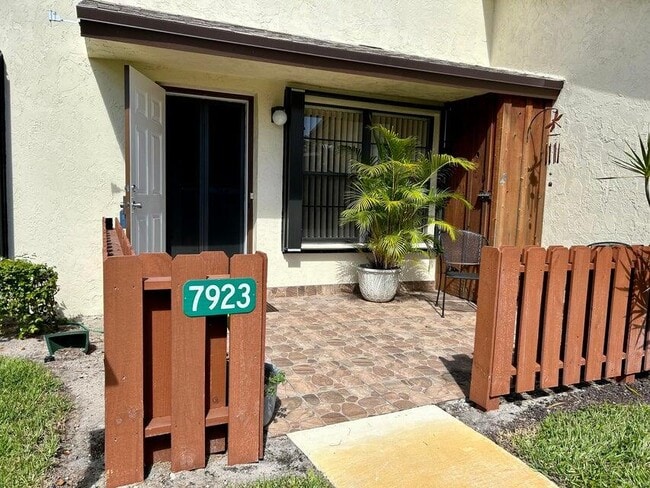 7923 SE Villa Cir in Hobe Sound, FL - Building Photo - Building Photo