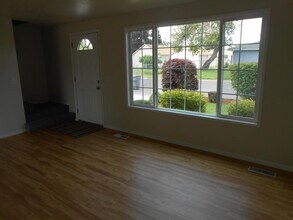 386 30th Ave SE in Albany, OR - Building Photo - Building Photo