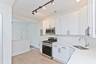 2468 N Lincoln Ave in Chicago, IL - Building Photo - Building Photo