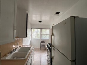 873 N Hoover St, Unit 873 1-2 in Los Angeles, CA - Foto de edificio - Building Photo