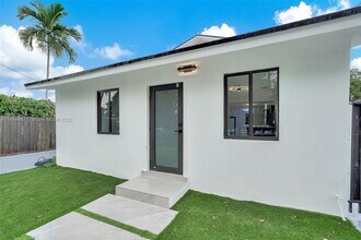 972 SW 44th Ave in Miami, FL - Building Photo - Building Photo