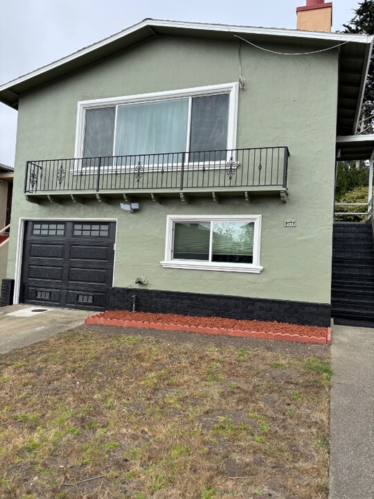 189 Catalina Ave in Pacifica, CA - Building Photo