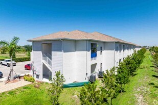 3221-3409-3409 SW 8th Pl in Cape Coral, FL - Building Photo