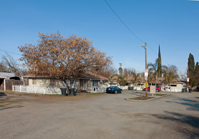 2421-2437 Yosemite Blvd in Modesto, CA - Foto de edificio - Building Photo