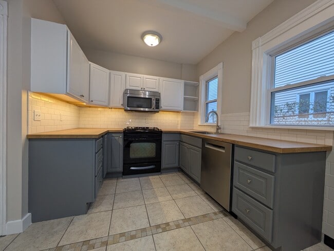 98 Hudson St, Unit 1 in Somerville, MA - Building Photo - Building Photo