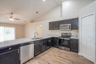 669 Madrid Dr in Kissimmee, FL - Building Photo - Building Photo