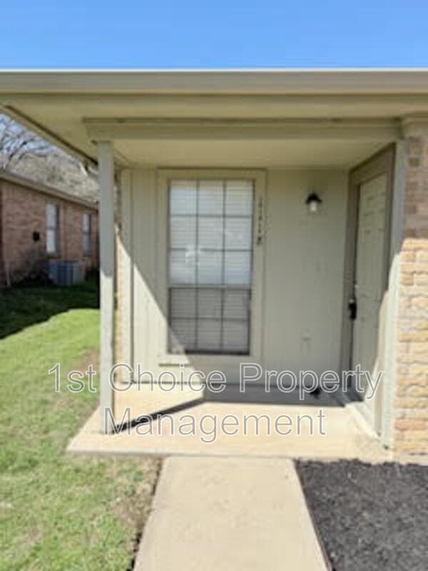 1118 Landsdale Ln in Fort Worth, TX - Foto de edificio - Building Photo