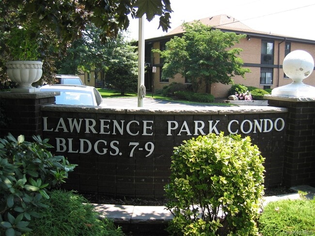 property at 9 E Lawrence Park Dr